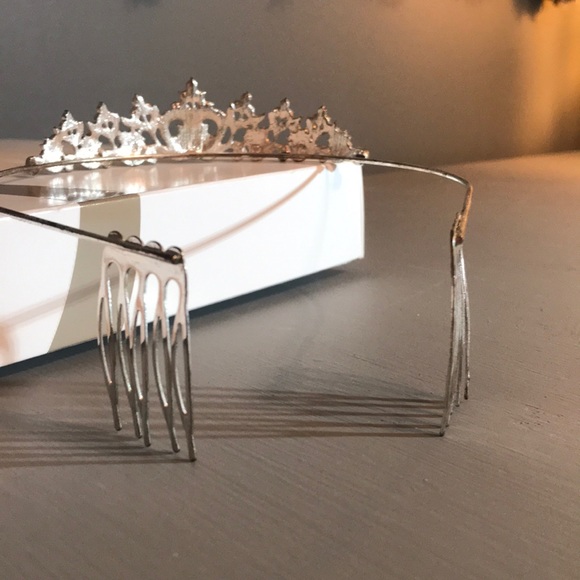 Small glamorous and sparky Tiara - Picture 2 of 4